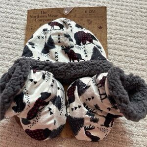The northern wear company hat and booties 6-12m NIP